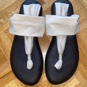 Sanuk sandal size 10